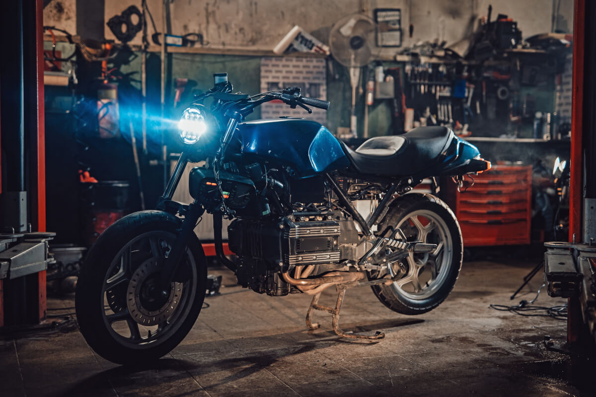 バイクが置かれているガレージ