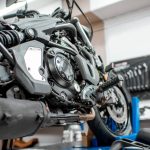 大きな黒いバイク