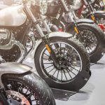 並んでいる黒いバイク