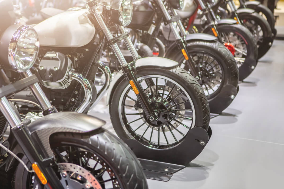 並んでいる黒いバイク