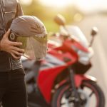 ヘルメットを持っているライダー