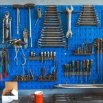 フックに設置されている工具