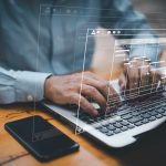 PCで作業をする人