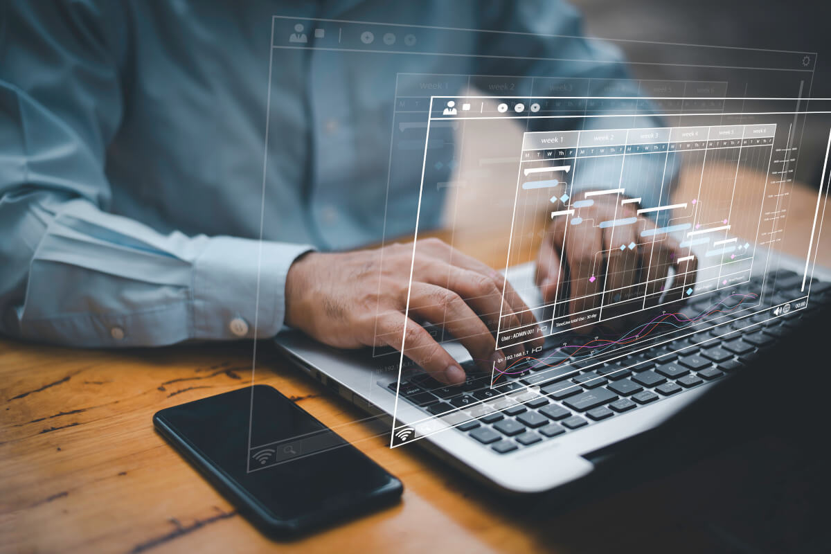 PCで作業をする人