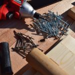 赤いインパクトドライバーと釘