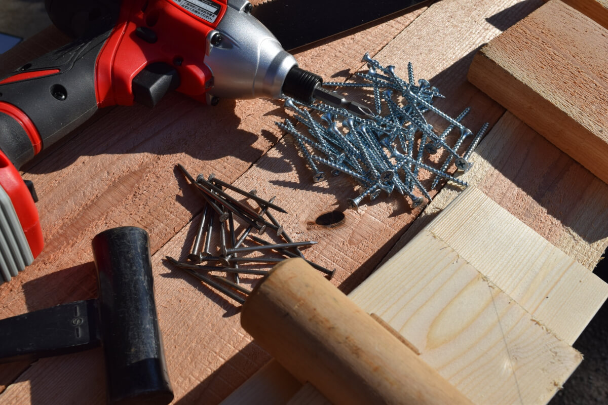 赤いインパクトドライバーと釘