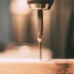 ドリルでネジを打ち込む