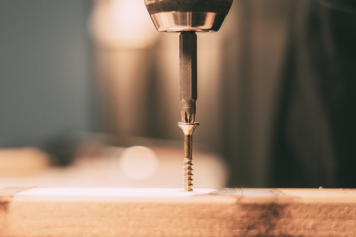 ドリルでネジを打ち込む